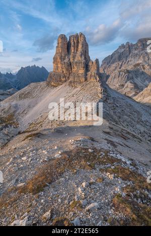 Sonnenuntergang mit pastellfarbenem Himmel am Toblin-Turm in den italienischen Dolomiten. Einsamer Felsenmonolith, freistehender butte umgeben von imposanten Berggipfeln Stockfoto