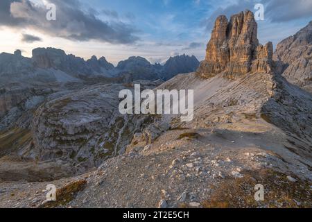 Sonnenuntergang mit pastellfarbenem Himmel am Toblin-Turm in den italienischen Dolomiten. Einsamer Felsenmonolith, freistehender butte umgeben von imposanten Berggipfeln Stockfoto