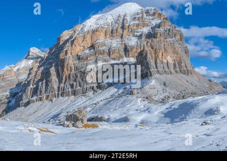 Der imposante Blick auf den Mount Tofana di Rozes im Ampezzo-Tal nach dem ersten Schnee. Schneebedeckter berühmter Gipfel der Dolomiten an klaren Wintertagen Stockfoto