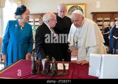 Vatikan, Vatikan. Oktober 2023. Italien, Rom, Vatikan, 2023/10/19 Papst Franziskus empfängt in Privataudienz Michael D. Higgins, Präsident von Irland im Vatikan Foto von VATIKANISCHEN MEDIEN /Katholische Presse Foto Credit: Independent Photo Agency/Alamy Live News Stockfoto