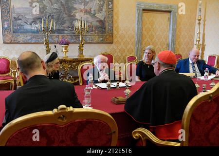 Vatikan, Vatikan. Oktober 2023. Italien, Rom, Vatikan, 2023/10/19 Kardinal Pietro Parolin empfängt in Privataudienz Michael D. Higgins, Präsident von Irland im Vatikan Foto von VATIKANISCHEN MEDIEN /Katholische Presse Foto: Unabhängige Fotoagentur/Alamy Live News Stockfoto