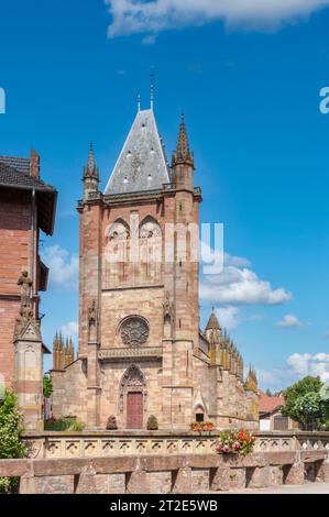 Außenansicht der Stiftskirche St. Florentinus, heute Pfarrkirche St. Johannes Baptista, Niederhaslach, Elsass, Frankreich, Europa Stockfoto