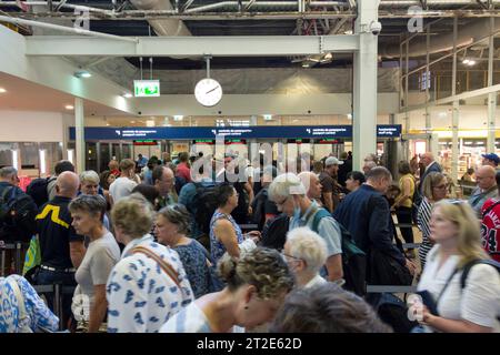 Chaotische Szene am internationalen Flughafen Faro Immigration Checkpoints, Post Brexit Symptome, Algarve, Portugal, Europa Stockfoto