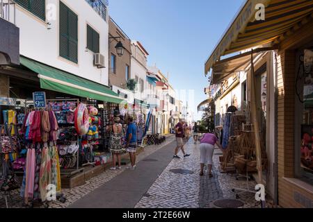 Die Backstreet ist gesäumt von kleinen Geschäften für Touristen, Alvor, Algarve, Portugal, Europa Stockfoto