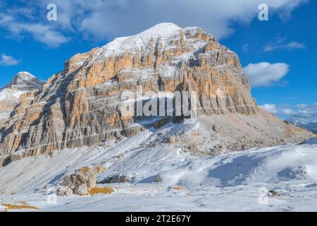 Der imposante Blick auf den Mount Tofana di Rozes im Ampezzo-Tal nach dem ersten Schnee. Schneebedeckter berühmter Gipfel der Dolomiten an klaren Wintertagen Stockfoto