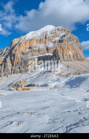 Der imposante Blick auf den Mount Tofana di Rozes im Ampezzo-Tal nach dem ersten Schnee. Schneebedeckter berühmter Gipfel der Dolomiten an klaren Wintertagen Stockfoto