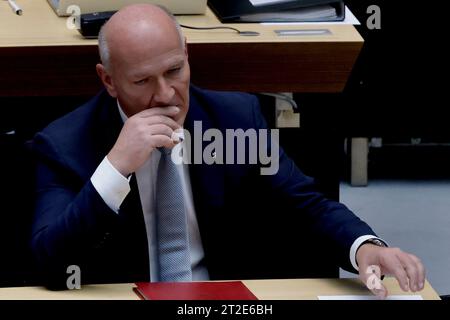 Berlin, Deutschland. Oktober 2023. Kai Wegner (CDU), Regierender Bürgermeister von Berlin, nach seiner Regierungserklärung im Berliner Repräsentantenhaus zur angespannten Situation nach dem Terroranschlag der Hamas auf Israel. An der Plenartagung nehmen Ron Prosor, Botschafter Israels in Deutschland, sowie Vertreter der und Vertreter der jüdischen Gemeinde in Berlin Teil. Quelle: Carsten Koall/dpa/Alamy Live News Stockfoto