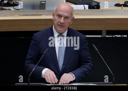 Berlin, Deutschland. Oktober 2023. Kai Wegner (CDU), regierender Bürgermeister von Berlin, hält eine Regierung im Berliner Repräsentantenhaus über die angespannte Situation nach dem Terroranschlag der Hamas auf Israel. An der Plenartagung nehmen Ron Prosor, Botschafter Israels in Deutschland, sowie Vertreter der und Vertreter der jüdischen Gemeinde in Berlin Teil. Quelle: Carsten Koall/dpa/Alamy Live News Stockfoto