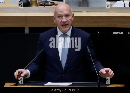 Berlin, Deutschland. Oktober 2023. Kai Wegner (CDU), regierender Bürgermeister von Berlin, hält eine Regierung im Berliner Repräsentantenhaus über die angespannte Situation nach dem Terroranschlag der Hamas auf Israel. An der Plenartagung nehmen Ron Prosor, Botschafter Israels in Deutschland, sowie Vertreter der und Vertreter der jüdischen Gemeinde in Berlin Teil. Quelle: Carsten Koall/dpa/Alamy Live News Stockfoto