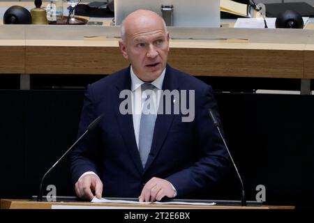 Berlin, Deutschland. Oktober 2023. Kai Wegner (CDU), regierender Bürgermeister von Berlin, hält eine Regierung im Berliner Repräsentantenhaus über die angespannte Situation nach dem Terroranschlag der Hamas auf Israel. An der Plenartagung nehmen Ron Prosor, Botschafter Israels in Deutschland, sowie Vertreter der und Vertreter der jüdischen Gemeinde in Berlin Teil. Quelle: Carsten Koall/dpa/Alamy Live News Stockfoto