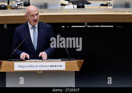 Berlin, Deutschland. Oktober 2023. Kai Wegner (CDU), Regierender Bürgermeister von Berlin, gibt im Berliner Repräsentantenhaus eine Regierungserklärung über die angespannte Lage nach dem Terroranschlag der Hamas auf Israel ab. An der Plenartagung nehmen Ron Prosor, Botschafter Israels in Deutschland, sowie Vertreter der Jüdischen Gemeinde in Berlin Teil. Quelle: Carsten Koall/dpa/Alamy Live News Stockfoto