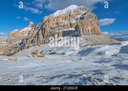 Mount Tofana di Rozes im Winter, schneebedeckter Gipfel und erste Winterwanderung der Saison Stockfoto