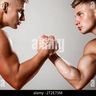 Muskulöse Männer messen Kräfte, Arme. Handwrestling, Wettkampf. Hände oder Arme des Menschen. Muskulöse Hand. Armringen mit Klammer. Zwei Männer Armwrestling Stockfoto