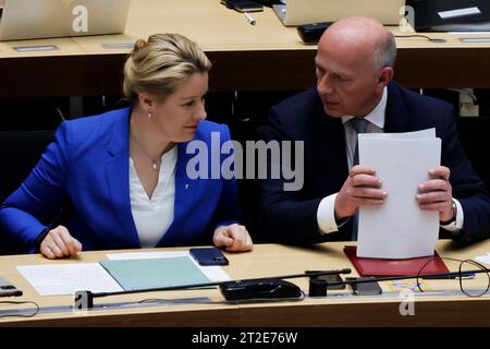 Berlin, Deutschland. Oktober 2023. Kai Wegner (l, CDU), Regierende Bürgermeisterin von Berlin, und Franziska Giffey (SPD), Berliner Senatorin für Wirtschaft, Energie und Arbeit, nach der Erklärung des Regierenden Bürgermeisters im Berliner Repräsentantenhaus zur angespannten Situation nach dem Terroranschlag der Hamas auf Israel. An der Plenartagung nehmen Ron Prosor, Botschafter Israels in Deutschland, sowie Vertreter der und Vertreter der jüdischen Gemeinde in Berlin Teil. Quelle: Carsten Koall/dpa/Alamy Live News Stockfoto