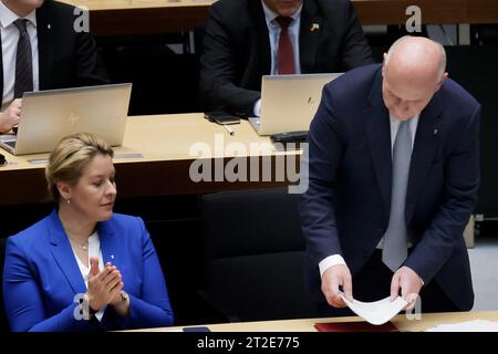 Berlin, Deutschland. Oktober 2023. Kai Wegner (l, CDU), Regierende Bürgermeisterin von Berlin, und Franziska Giffey (SPD), Berliner Senatorin für Wirtschaft, Energie und Arbeit, nach der Erklärung des Regierenden Bürgermeisters im Berliner Repräsentantenhaus zur angespannten Situation nach dem Terroranschlag der Hamas auf Israel. An der Plenartagung nehmen Ron Prosor, Botschafter Israels in Deutschland, sowie Vertreter der und Vertreter der jüdischen Gemeinde in Berlin Teil. Quelle: Carsten Koall/dpa/Alamy Live News Stockfoto