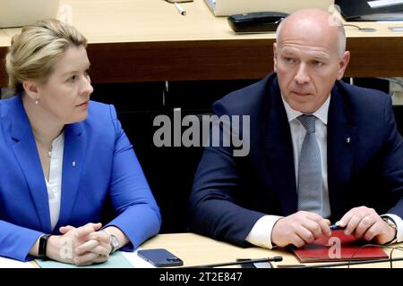 Berlin, Deutschland. Oktober 2023. Kai Wegner (CDU), Regierender Bürgermeister von Berlin, und Franziska Giffey (SPD), Berliner Senatorin für Wirtschaft, Energie und Arbeit, nach der Erklärung des Regierenden Bürgermeisters im Berliner Repräsentantenhaus zur angespannten Situation nach dem Terroranschlag der Hamas auf Israel. An der Plenartagung nehmen Ron Prosor, Botschafter Israels in Deutschland, sowie Vertreter der und Vertreter der jüdischen Gemeinde in Berlin Teil. Quelle: Carsten Koall/dpa/Alamy Live News Stockfoto