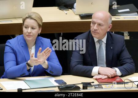 Berlin, Deutschland. Oktober 2023. Kai Wegner (CDU), Regierender Bürgermeister von Berlin, und Franziska Giffey (SPD), Berliner Senatorin für Wirtschaft, Energie und Arbeit, nach der Erklärung des Regierenden Bürgermeisters im Berliner Repräsentantenhaus zur angespannten Situation nach dem Terroranschlag der Hamas auf Israel. An der Plenartagung nehmen Ron Prosor, Botschafter Israels in Deutschland, sowie Vertreter der und Vertreter der jüdischen Gemeinde in Berlin Teil. Quelle: Carsten Koall/dpa/Alamy Live News Stockfoto