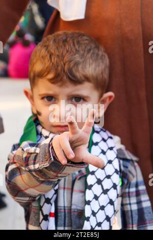 Amman, Jordanien - 18. Oktober 2023: Demonstrationen des jordanischen Volkes in Solidarität mit Gaza und dem palästinensischen Volk (jordanische und palästinensische Flagge) Stockfoto