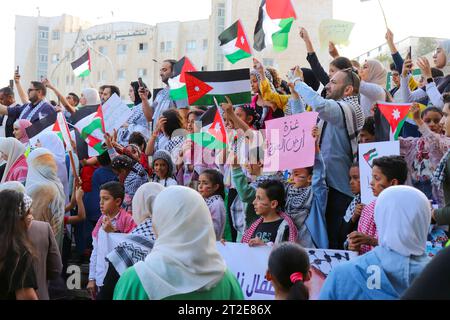 Amman, Jordanien - 18. Oktober 2023: Demonstrationen des jordanischen Volkes in Solidarität mit Gaza und dem palästinensischen Volk (jordanische und palästinensische Flagge) Stockfoto