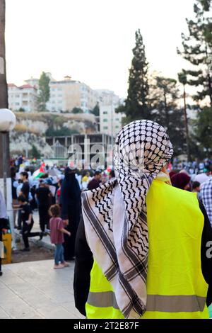 Amman, Jordanien - 18. Oktober 2023: Demonstrationen des jordanischen Volkes in Solidarität mit Gaza und dem palästinensischen Volk (jordanische und palästinensische Flagge) Stockfoto