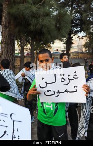 Amman, Jordanien - 18. Oktober 2023: Demonstrationen des jordanischen Volkes in Solidarität mit Gaza und dem palästinensischen Volk (jordanische und palästinensische Flagge) Stockfoto