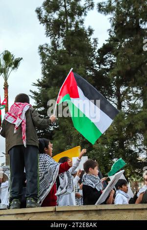 Amman, Jordanien - 18. Oktober 2023: Demonstrationen des jordanischen Volkes in Solidarität mit Gaza und dem palästinensischen Volk (jordanische und palästinensische Flagge) Stockfoto