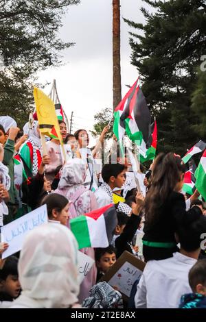 Amman, Jordanien - 18. Oktober 2023: Demonstrationen des jordanischen Volkes in Solidarität mit Gaza und dem palästinensischen Volk (jordanische und palästinensische Flagge) Stockfoto