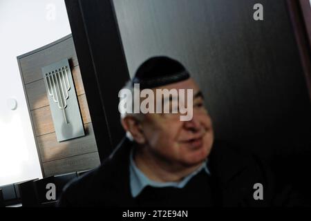 Der Vorsitzende der Juedischen Gemeinde zu Dessau, Alexander Wassermann, traegt kippa im Neubau der Synagoge Dessau, aufgenommen am 18. Oktober 2023 in Dessau-Rosslau Roßlau, einem Wiederaufbau in unmittelbarer Naehe der am 9. November 1938 zerstoerte Alten Synagoge. Die neue Synagoge in Dessau-Rosslau soll in Erinnerung an die juedische Familie des Komponisten Kurt Weill 1900-1950 den Namen Weill tragen. Kurt Weills Vater Albert war einst Kantor der Juedischen Gemeinde zu Dessau. Der Wiederaufbau der Synagoge war vom Bund unterstuetzt worden mit einem Zuschuss von 1, 4 Millionen Euro. EDITOR Stockfoto