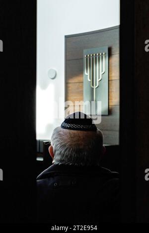 Der Vorsitzende der Juedischen Gemeinde zu Dessau, Alexander Wassermann, traegt kippa im Neubau der Synagoge Dessau, aufgenommen am 18. Oktober 2023 in Dessau-Rosslau Roßlau, einem Wiederaufbau in unmittelbarer Naehe der am 9. November 1938 zerstoerte Alten Synagoge. Die neue Synagoge in Dessau-Rosslau soll in Erinnerung an die juedische Familie des Komponisten Kurt Weill 1900-1950 den Namen Weill tragen. Kurt Weills Vater Albert war einst Kantor der Juedischen Gemeinde zu Dessau. Der Wiederaufbau der Synagoge war vom Bund unterstuetzt worden mit einem Zuschuss von 1, 4 Millionen Euro. EDITOR Stockfoto