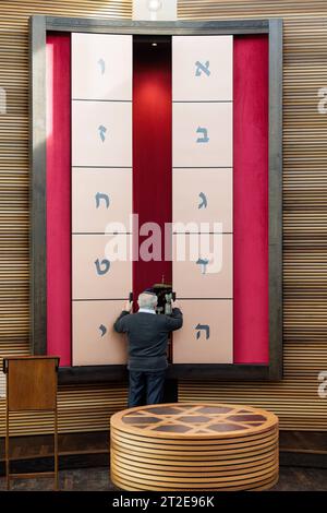 Der Vorsitzende der Juedischen Gemeinde zu Dessau, Alexander Wassermann, steht vor dem Tora - Schrein im Neubau der Synagoge Dessau, aufgenommen am 18. Oktober 2023 in Dessau-Rosslau Roßlau, einem Wiederaufbau in unmittelbarer Naehe der am 9. November 1938 zerstoerte Alten Synagoge. Die neue Synagoge in Dessau-Rosslau soll in Erinnerung an die juedische Familie des Komponisten Kurt Weill 1900-1950 den Namen Weill tragen. Kurt Weills Vater Albert war einst Kantor der Juedischen Gemeinde zu Dessau. Der Wiederaufbau der Synagoge war vom Bund unterstuetzt worden mit einem Zuschuss von 1, 4 Millio Stockfoto