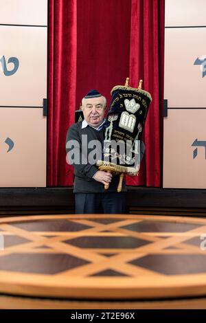 Der Vorsitzende der Juedischen Gemeinde zu Dessau, Alexander Wassermann, steht vor dem Tora - Schrein im Neubau der Synagoge Dessau, aufgenommen am 18. Oktober 2023 in Dessau-Rosslau Roßlau, einem Wiederaufbau in unmittelbarer Naehe der am 9. November 1938 zerstoerte Alten Synagoge. Die neue Synagoge in Dessau-Rosslau soll in Erinnerung an die juedische Familie des Komponisten Kurt Weill 1900-1950 den Namen Weill tragen. Kurt Weills Vater Albert war einst Kantor der Juedischen Gemeinde zu Dessau. Der Wiederaufbau der Synagoge war vom Bund unterstuetzt worden mit einem Zuschuss von 1, 4 Millio Stockfoto