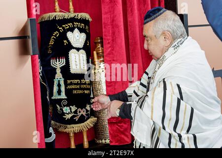 Der Vorsitzende der Juedischen Gemeinde zu Dessau, Alexander Wassermann, steht vor dem Tora - Schrein im Neubau der Synagoge Dessau, aufgenommen am 18. Oktober 2023 in Dessau-Rosslau Roßlau, einem Wiederaufbau in unmittelbarer Naehe der am 9. November 1938 zerstoerte Alten Synagoge. Die neue Synagoge in Dessau-Rosslau soll in Erinnerung an die juedische Familie des Komponisten Kurt Weill 1900-1950 den Namen Weill tragen. Kurt Weills Vater Albert war einst Kantor der Juedischen Gemeinde zu Dessau. Der Wiederaufbau der Synagoge war vom Bund unterstuetzt worden mit einem Zuschuss von 1, 4 Millio Stockfoto