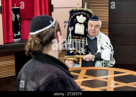 Der Vorsitzende der Juedischen Gemeinde zu Dessau, Alexander Wassermann r, und der Verwaltungsleiter der Gemeinde, Aron Russ l, stehen vor dem Tora - Schrein im Neubau der Synagoge Dessau, aufgenommen am 18. Oktober 2023 in Dessau-Rosslau Roßlau, einem Wiederaufbau in unmittelbarer Naehe der am 9. November 1938 zerstoerte Alten Synagoge. Die neue Synagoge in Dessau-Rosslau soll in Erinnerung an die juedische Familie des Komponisten Kurt Weill 1900-1950 den Namen Weill tragen. Kurt Weills Vater Albert war einst Kantor der Juedischen Gemeinde zu Dessau. Der Wiederaufbau der Synagoge war vom Bun Stockfoto