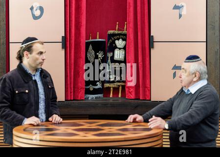 Der Vorsitzende der Juedischen Gemeinde zu Dessau, Alexander Wassermann r, und der Verwaltungsleiter der Gemeinde, Aron Russ l, stehen vor dem Tora - Schrein im Neubau der Synagoge Dessau, aufgenommen am 18. Oktober 2023 in Dessau-Rosslau Roßlau, einem Wiederaufbau in unmittelbarer Naehe der am 9. November 1938 zerstoerte Alten Synagoge. Die neue Synagoge in Dessau-Rosslau soll in Erinnerung an die juedische Familie des Komponisten Kurt Weill 1900-1950 den Namen Weill tragen. Kurt Weills Vater Albert war einst Kantor der Juedischen Gemeinde zu Dessau. Der Wiederaufbau der Synagoge war vom Bun Stockfoto