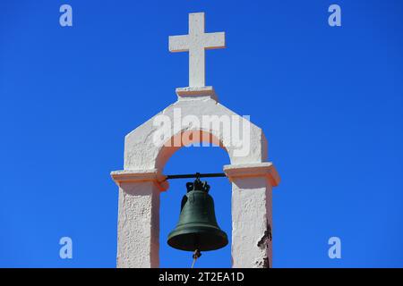 Abstraktes Bild eines Glockenturms auf einer griechischen Orthadoxkirche, Kreta, Griechenland. Stockfoto