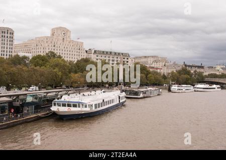 Vergnügungskreuzer am Embankment Pier an der Themse, neben Shell Mex House und Cleopatra's Needle, Victoria Embankment, London, England, Großbritannien Stockfoto