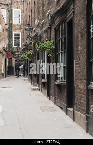 Ein gasbeleuchteter Goodwin's Court (erbaut 1627), die echte Harry Potter Diagon Alley in Covent Garden, London, WC2, England, Großbritannien Stockfoto