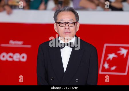 Rom, Italien. Oktober 2023. Der japanische Komponist Shigeru Umebayashi besucht am 18. Oktober 2023 den roten Teppich der Eröffnungsnacht der 18. Ausgabe des Rome Film Festivals (Foto: Lev Radin/Pacific Press) Credit: Pacific Press Media Production Corp./Alamy Live News Stockfoto