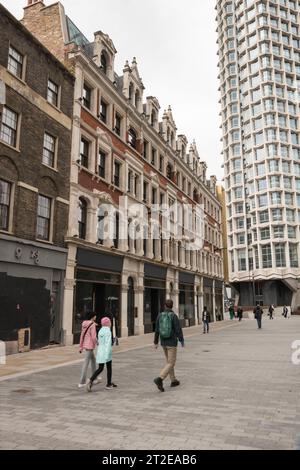 Gebäude an der St Giles High Street (früher Korea Town), Teil der Renovierung des St Giles Circus neben Centre Point, London, England, Großbritannien Stockfoto
