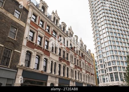 Gebäude an der St Giles High Street (früher Korea Town), Teil der Renovierung des St Giles Circus neben Centre Point, London, England, Großbritannien Stockfoto