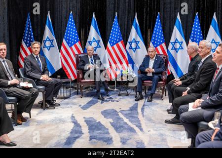 Tel Aviv, Israel. Oktober 2023. US-Präsident Joe Biden, Mitte links, hält ein bilaterales Treffen mit dem israelischen Premierminister Benjamin Netanjahu, rechts, und einer Delegation im Hotel Kempinski ab 19. Oktober 2023 in Tel Aviv, Israel. Quelle: Cameron Smith/White House Photo/Alamy Live News Stockfoto