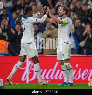 London, Großbritannien. Oktober 2023. 17. Oktober 2023 - England gegen Italien - Qualifikation zur EM 2024 - Wembley Stadium. Der Engländer Harry Kane feiert sein 2. Tor mit Marcus Rashford während des Spiels gegen Italien. Bildnachweis: Mark Pain / Alamy Live News Stockfoto