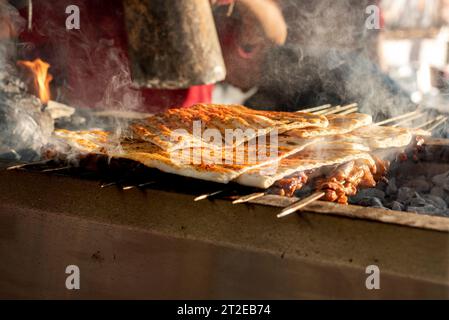 Traditionelle Adana-Kebabs mit Brot auf einem grill bei einem Food Festival, Nahaufnahme Stockfoto