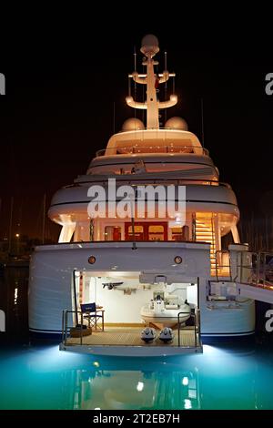 Motoryacht Seaflower in Port Vauban, Antibes bei Nacht mit Außenbeleuchtung und Unterwasserbeleuchtung. Stockfoto