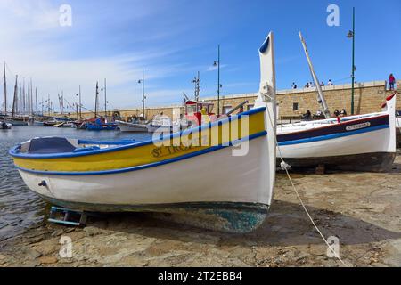 Traditionelle Fischerboote von Saint-Tropez legen an einem sonnigen Tag des Mittelmeers an Stockfoto
