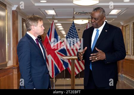 Arlington, United States Of America. 18th Oct, 2023. Arlington, United States of America. 18 October, 2023. U.S. Secretary of Defense Lloyd J. Austin III, right, chats with British Defence Secretary Grant Shapps, left, before a bilateral meeting at the Pentagon, October 18, 2023 in Washington, DC Credit: PO1 Alexander Kubitza/DOD/Alamy Live News Stock Photo