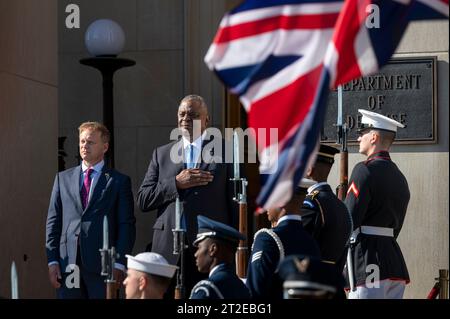 Arlington, Vereinigte Staaten Von Amerika. Oktober 2023. Arlington, Vereinigte Staaten von Amerika. 18. Oktober 2023. US-Verteidigungsminister Lloyd J. Austin III., rechts, steht mit dem britischen Verteidigungsminister Grant Shapps, links, während der Nationalhymnen bei der Ankunft im Pentagon am 18. Oktober 2023 in Washington, DC Credit: PO1 Alexander Kubitza/DOD/Alamy Live News Stockfoto