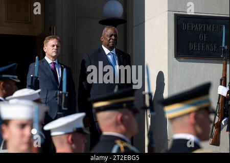 Arlington, Vereinigte Staaten Von Amerika. Oktober 2023. Arlington, Vereinigte Staaten von Amerika. 18. Oktober 2023. US-Verteidigungsminister Lloyd J. Austin III., rechts, steht mit dem britischen Verteidigungsminister Grant Shapps, links, während der Nationalhymnen bei der Ankunft im Pentagon am 18. Oktober 2023 in Washington, DC Credit: PO1 Alexander Kubitza/DOD/Alamy Live News Stockfoto