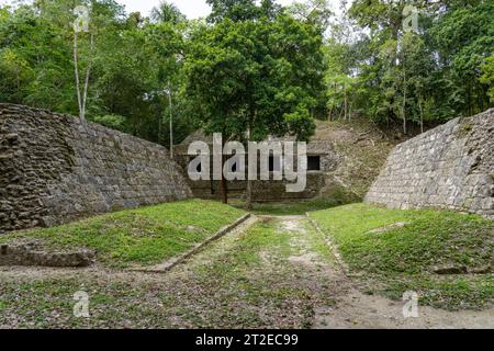 Ballcourt I auf der Plaza D der Maya-Ruinen im Yaxha-Nakun-Naranjo-Nationalpark, Guatemala. Struktur 389 in der Südakropolis dahinter. Stockfoto