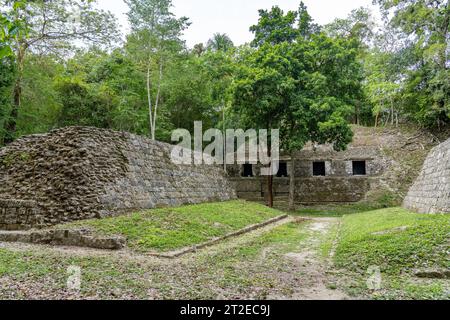 Ballcourt I auf der Plaza D der Maya-Ruinen im Yaxha-Nakun-Naranjo-Nationalpark, Guatemala. Struktur 389 in der Südakropolis dahinter. Stockfoto